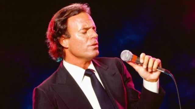 JULIO IGLESIAS EN CONCIERTO EN SANTIAGO DE COMPOSTELA, BARCELONA Y TRUJILLO