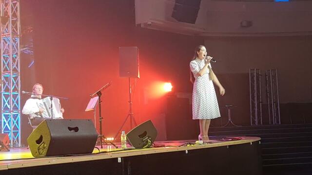 Алёна Петровская     -    "А ты знай, знай"