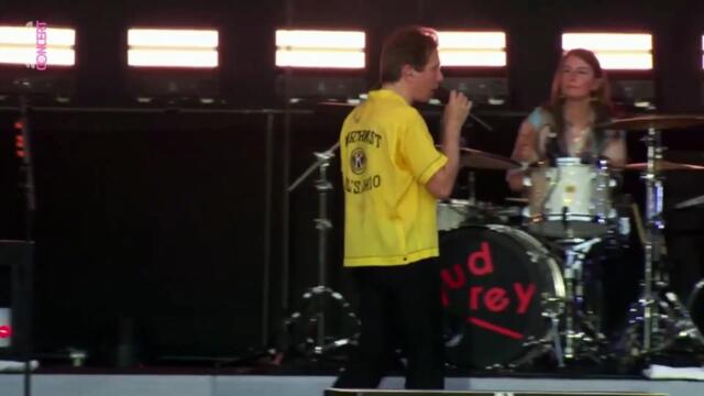 Franz Ferdinand et Clara Luciani chantent "Summer Wine" (Musilac 2023)