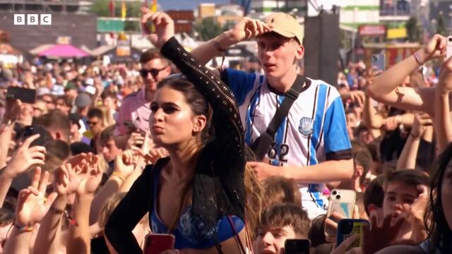 Easy Life chante "nightmares" au Reading Festival 2023