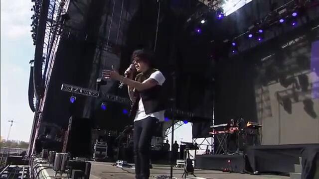 LP chante "The One That You Love" en live