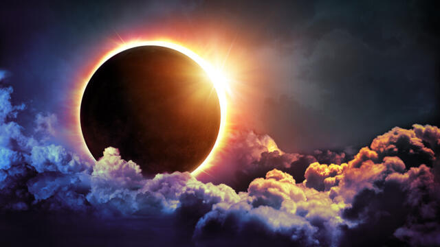 Красиво пръстеновидно слънчево затъмнение с Метеорният поток Дракониди 14 октомври 2023 г.