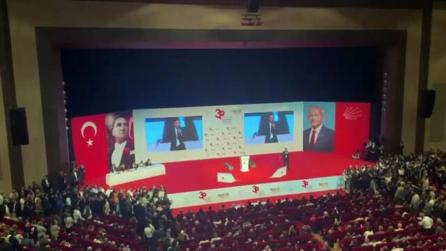 Özgür Çelik şiir okudu