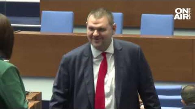 Военният министър Тагарев ядоса депутатите, партийни лидери поискаха оставката му