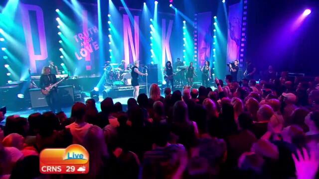 Pink chante son tube "True Love" en live