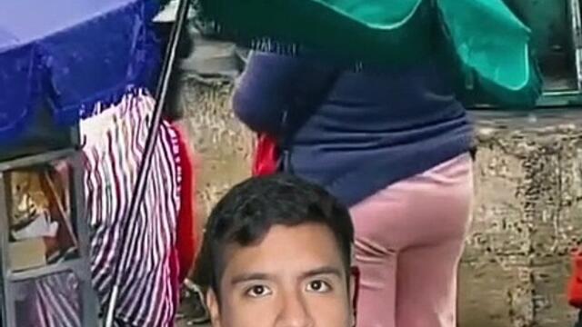 Vendedora de jugo de naranja llena botellas con trapo mojado en lugar de cítricos