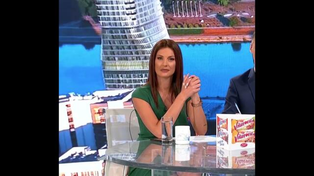 Да и олижа краката и лапам мръсното бельо !