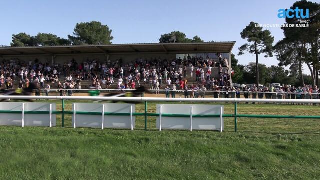 François lance le départ des courses de chevaux