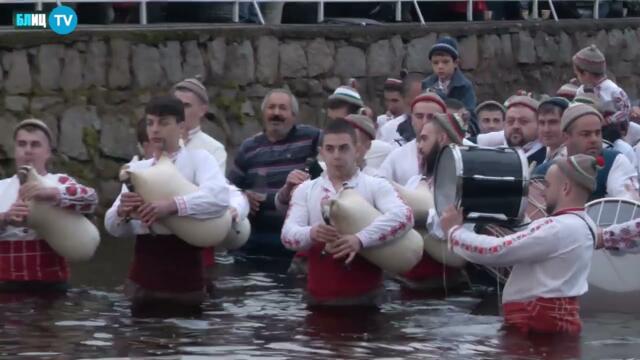 🇧🇬 ТРАДИЦИЯТА Е ЖИВА - МЪЖКОТО ХОРО В ТУНДЖА СЪБРА  РОДОЛЮБИВИТЕ БЪЛГАРИ. НАЙ -МАЛКИЯТ ПАК СЕ ПРОЧУ