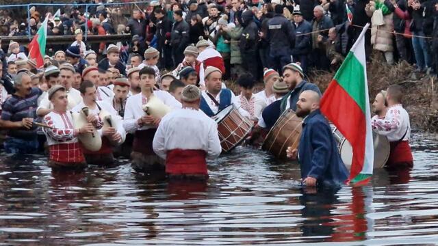 Традиционното мъжко хоро нагази във водите на Тунджа в Калофер