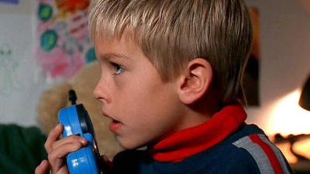 Видях мама да целува Дядо Коледа (синхронен екип, дублаж по БНТ 1 на 24.12.2012 г.) (запис)