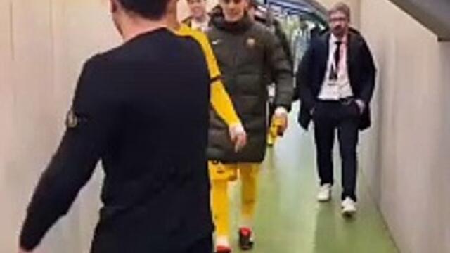 ¡FELICIDAD AL MÁXIMO! Xavi esperó a todos los jugadores para felicitarlos uno a uno