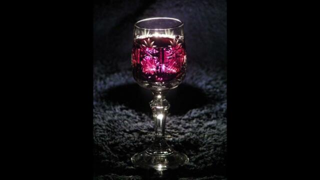 В. Фадеев   -   Бокал хрустальный на столе.