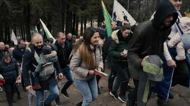 Шипка, 3 март 2024 - пеша по пътя към върха. Полицията спря колите още в подножието.