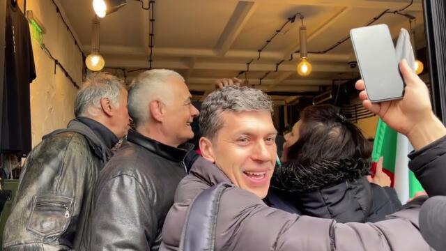 ЛОРЕР ВДИГНА РЪЦЕ | ПРОТЕСТИРАЩИ НАХЛУХА ЗА МАЗНО КАФЕ | НАРЕЧЕ ГИ ПЛАТЕНИ И ОТНЕСЕ ГНЕВА ИМ