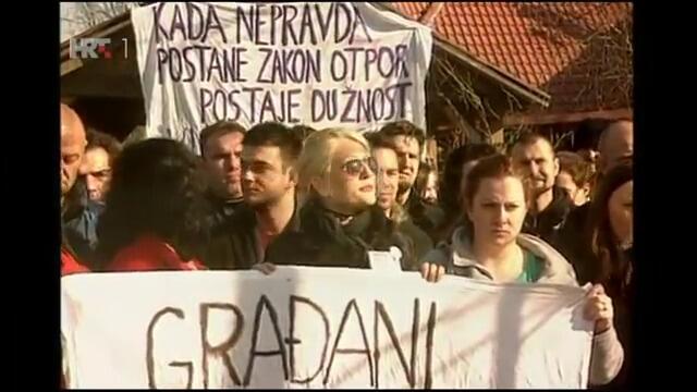 Živi zid spriječio deložaciju Marijane Fel 2014.