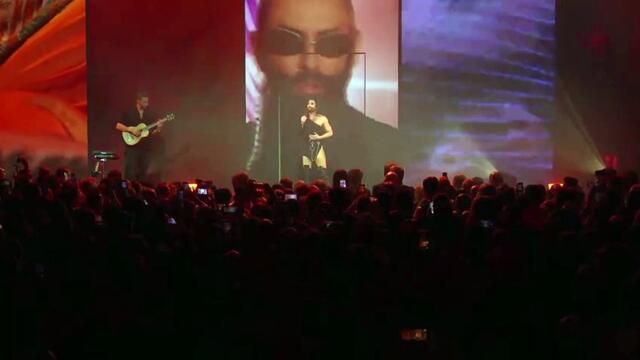 Conchita Wurst chante "Rise Like A Phoenix"