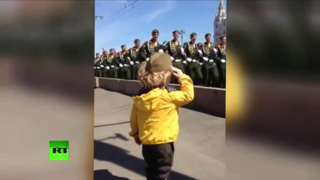 День Победы с маленкий мальчик - RT, Эту страну не победить!