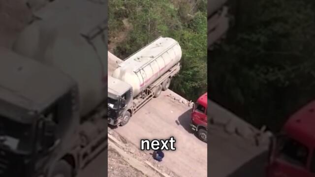 Китайски шофьор на камион с уникална смелост и умения - Chinese Man Performs The Craziest U-Turn!