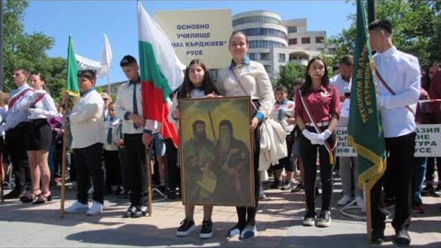 Стотици ученици и русенци се включиха в шествието за 24 май в Русе