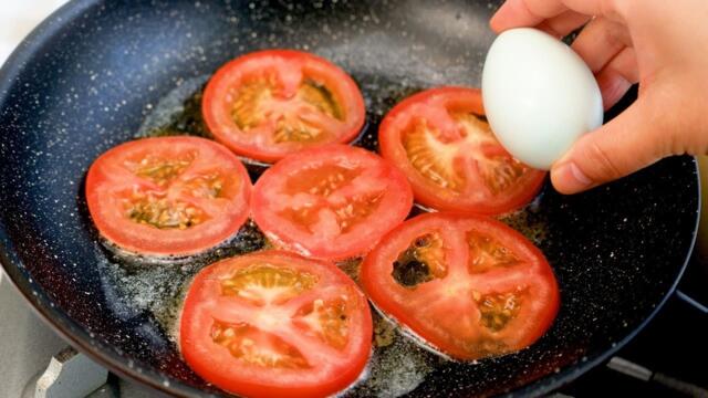 3 яйца с 1 домат! Бърза закуска за 5 минути. Проста и вкусна рецепта