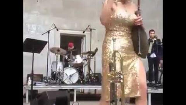 Le dijeron que no se podía tocar jazz con una gaita. Ella contestó : Sujétame el cubata.