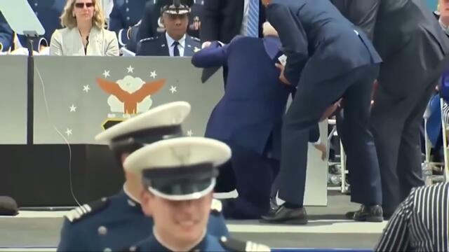 Президентът на САЩ Байдън отново падна на подиума пред хилядна публика. Горкият човек, защо го мъчат