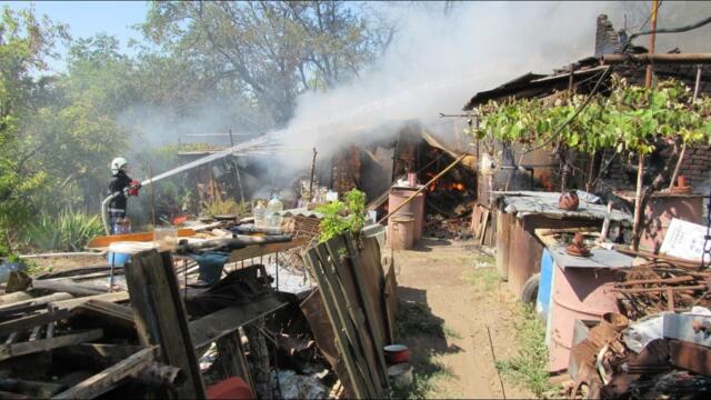 Голям пожар във вилна зона Касева чешма, вадиха газови бутилки