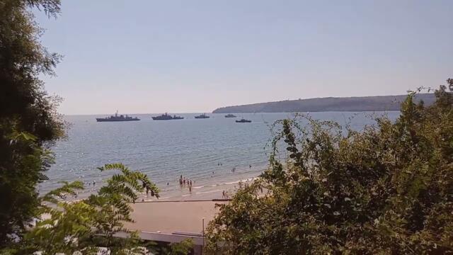 ПАРОДИЯ! Учение на НАТО: 4 крайцера срещу рибарска лодка, рейнджъри гърмят по плажа и бягат от плажуващите