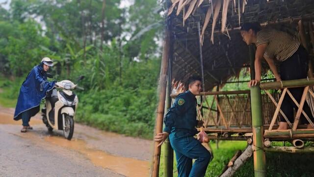 The kind policeman did everything to win the love of the poor homeless girl.