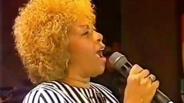 Whitney Houson et Cissy Houston chantent "He / I Believe" en duo (1998)