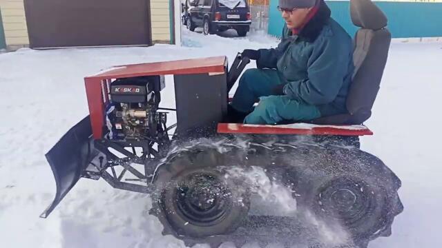 Испытание самодельного гусеничного минитрактора  на  чистке   утрамбованного снега. 2023год.