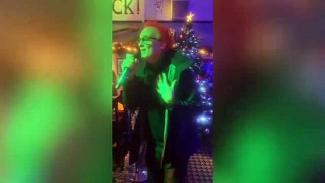 Travis’ Fran Healy does karaoke at Glasgow bar