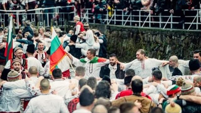 🔴 #МЪЖКОТО #ХОРО във ледените води на #Тунджа #българия #bulgaria #традиции #водици #йордановден