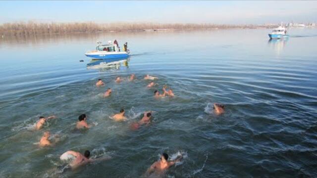 Най-възрастният участник извади Богоявленския кръст в Русе