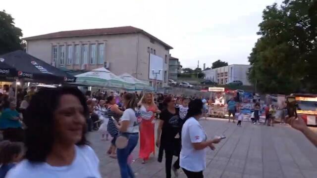 рени пее и танцува в ветово