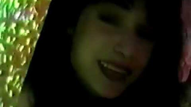 Не не искаааам рози те са бодли ти нали не иска да ме заболи и любовни думи не пиши най обичам ги шепот мно обичам таз песен