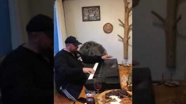 Максим - имам гости ейййййй хубавецо знаеш как ще си поделим с теб като ми пеееш ти направо с тебе ще се омъжа като ми пеееш ти