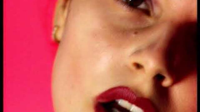 Valia - Shte Gorya Official Video/Валя - Ще Горя и митко планетчо изгоре като пее неговата жена щом си пееят дуети хубаво