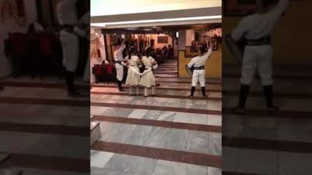 Фолклорна вечер в Наше село е това за мене тая хубава механичка там кана илиян михов баровец баровец съм аз да ми е изпеее