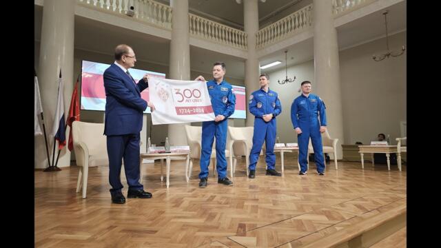 Космонавты «Роскосмоса» передали в СПбГУ флаг, побывавший на борту МКС