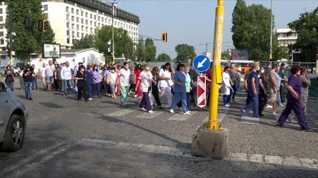 ПРОТЕСТ ПРЕД „ПИРОГОВ“ СРЕЩУ УВОЛНЕНИЕТО НА ПРОФ. АСЕН БАЛТОВ (15.07.2021)