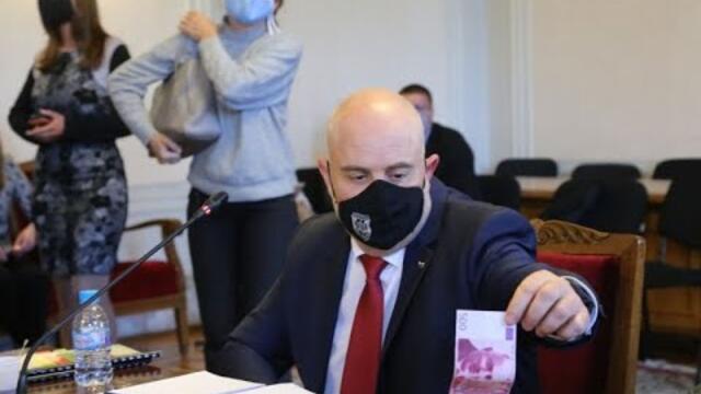 Мъж замери Иван Гешев с банкноти от 500 евро на заседанието на правната комисия в НС (14.10.2020)