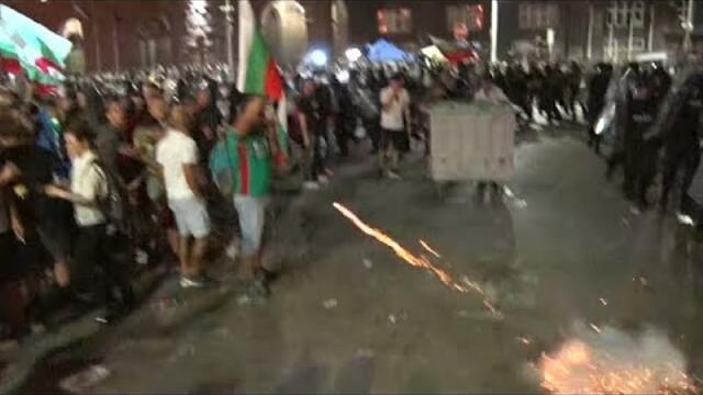 БРУТАЛНО ПОЛИЦЕЙСКО НАСИЛИЕЗА ПЪРВИ ПЪТ - ГАЗ СРЕЩУ ПРОТЕСТИРАЩИ