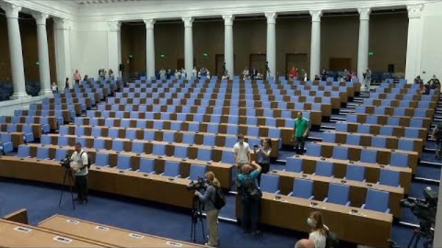 В ДЕНЯ НА ВЕЛИКО НАРОДНО ВЪСТАНИЕ, ДЕПУТАТИТЕ ВЛИЗАТ В НОВИЯ СИ ДОМ