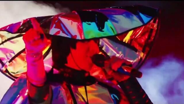 Yeah Yeah Yeahs chante "Spitting Off The Edge Of The World" à Rock en Seine