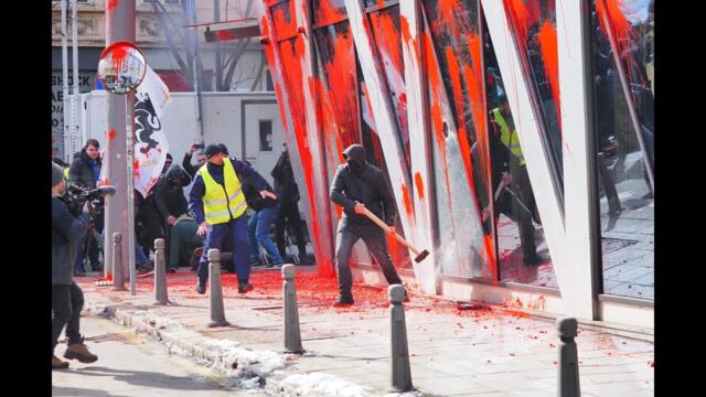 Привърженици на "Възраждане" запалиха вратата на Представителството на ЕК в София-22.02.2025