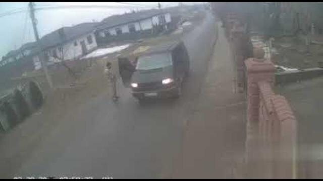 ПОТРЕСАВАЩО! ФАШАГИТЕ НА ЗЕЛЕНСКИ ОТВЛИЧАТ УКРАИНЕЦ, РАЗХОЖДАЩ КУЧЕТО СИ, ЗА ДА ГО ПРАТЯТ НА ФРОНТА