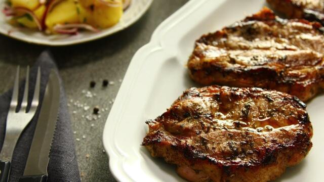 Печени свински котлети с бира в гювеч