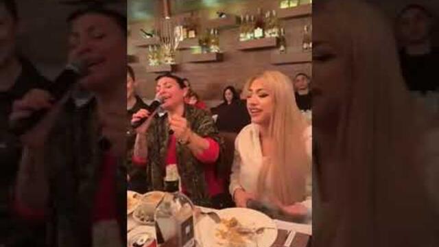 Софи Маринова и Роксана на маса Ретро